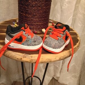 Nike Kids Gray and Orange Low-Top Sneakers with Black Swoosh